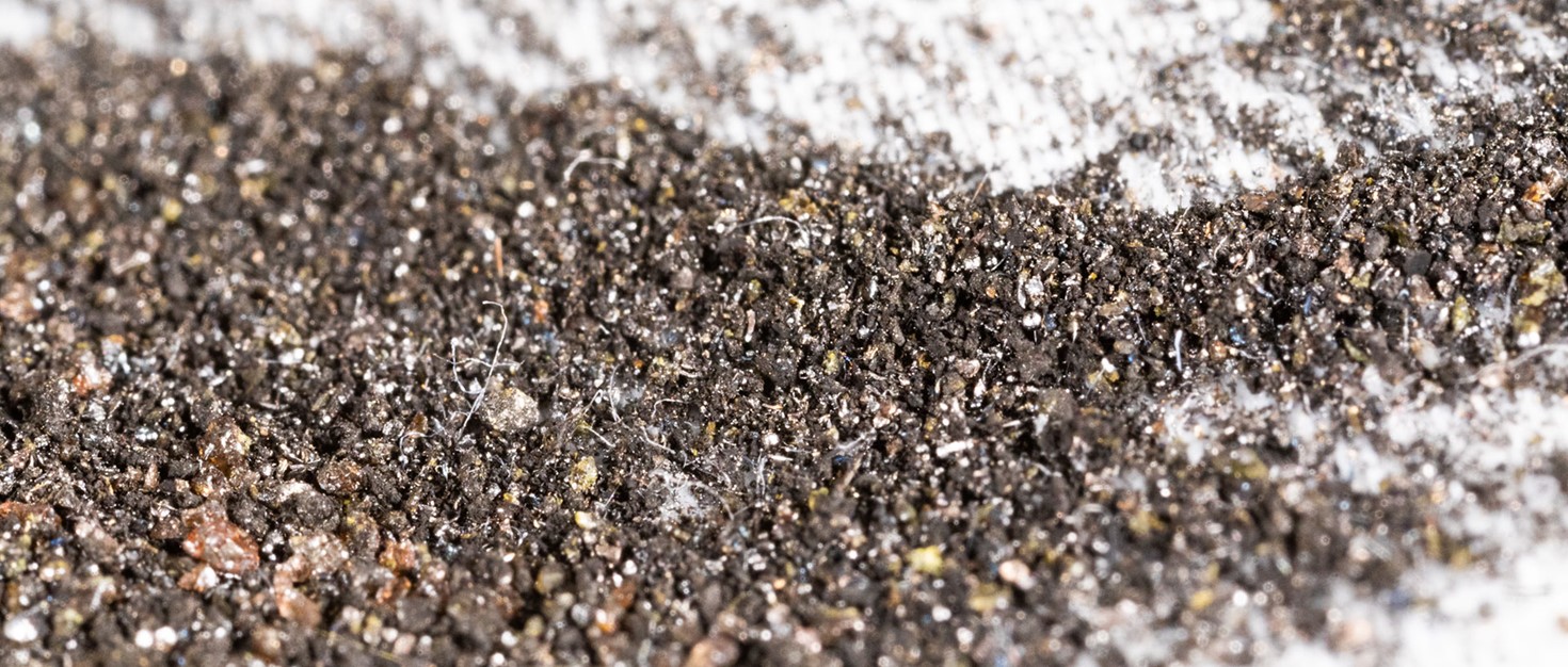 Cutting hydraulic hose with a grinding wheel